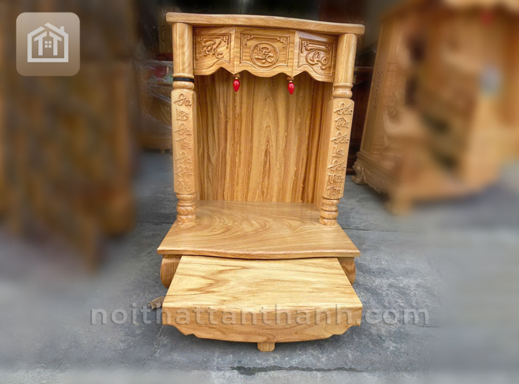 Bàn thờ ông địa gỗ gõ đỏ kiểu 2: Nếu phong cách hiện đại được ưu tiên, Bàn thờ ông địa gỗ gõ đỏ kiểu 2 sẽ chinh phục bạn bằng sự tối giản nhưng vẫn đảm bảo sự trang trọng. Kiểu 2 thường có đường nét dứt khoát, ít họa tiết rườm rà hơn so với Kiểu 3, tập trung tôn vinh vẻ đẹp tự nhiên của vân gỗ Gõ Đỏ. Mẫu thiết kế này rất được ưa chuộng vì dễ dàng kết hợp với nhiều loại nội thất, giúp không gian thờ cúng vừa hiện đại, vừa ấm cúng mà không làm mất đi giá trị tâm linh cốt lõi.